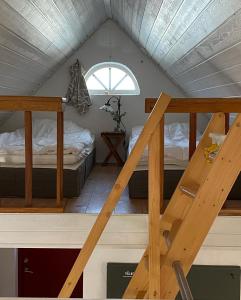 锡姆里斯港BRICK Österlen的带两张双层床和楼梯的客房