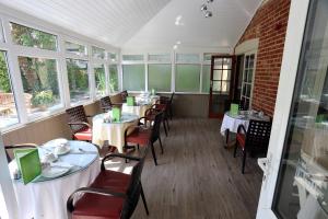 林德赫斯特奥蒙德别墅酒店的用餐室设有桌椅和窗户。