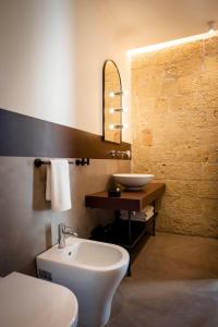 那不勒斯Ciao Bellini的浴室配有白色卫生间和盥洗盆。
