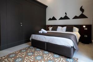 那不勒斯Ciao Bellini的一间卧室配有一张大床和地毯。