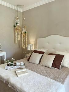 费尔莱恩Giardini di Marzo的卧室配有一张白色的床,上面有书