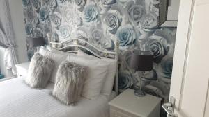 兰迪德诺No 6 Quality Guesthouse的一间卧室配有一张蓝色和白色壁纸的床