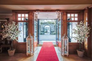 特里姆城堡拱门酒店的走廊上铺有红地毯的开放式门