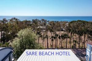 安塔利亚Sare Beach Hotel的海滩前的大门海滩酒店标志