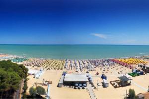 阿尔巴·阿德里亚蒂卡Appartamento Turchese - MyHo Casa的海滩上有很多遮阳伞和海洋