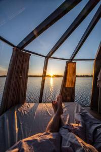 耶利瓦勒Laponia Sky Hut的躺在水中船床上的人