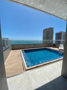 福塔莱萨迪奥戈酒店的建筑物屋顶上的游泳池