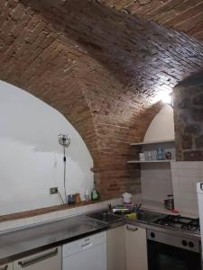 佩鲁贾Casa Cavaliere的厨房设有砖墙和厨房水槽