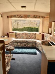 德拉姆纳德罗希特Forest View - Adults Only - Maximum 2 Guests的带沙发和大窗户的客厅