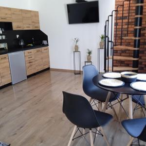 克罗奇琴科Apartament w Pieninach的厨房以及带桌椅的用餐室。