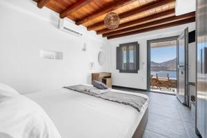 利瓦迪奥Belvedere的一间卧室配有一张床,享有海景