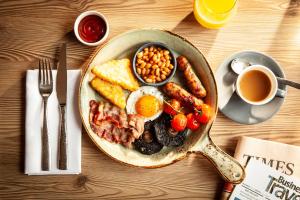 伦敦The Clermont London, Charing Cross的早餐包括鸡蛋培根豆、烤面包和咖啡