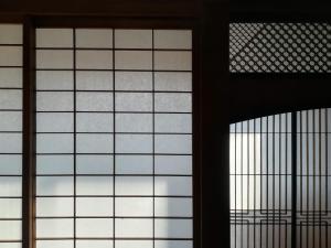 松山旧鈴木邸 女性専用的两扇窗户,在一座建筑中,透过窗户可以看到天空