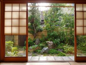 松山旧鈴木邸 女性専用的花园入口,透过一扇开放式门看到