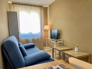托尔梅斯河畔圣马尔塔Casablanca Hotel Studios的客厅配有蓝椅和电视