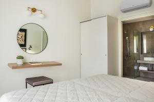 斯沃伦塔Villa JOYANA的白色卧室设有一张大床和镜子