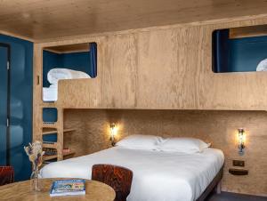 塞里斯Eklo Marne La Vallée的一间卧室配有一张床和两张双层床。