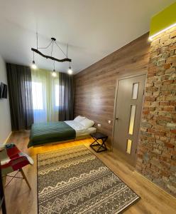 特鲁斯卡韦茨Апарт-Готель у центрі Трускавця的一间卧室设有一张床和砖墙
