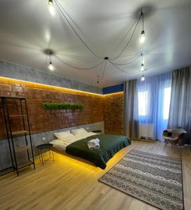 特鲁斯卡韦茨Апарт-Готель у центрі Трускавця的一间卧室设有绿色的床和砖墙