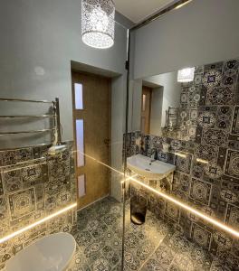 特鲁斯卡韦茨Апарт-Готель у центрі Трускавця的一间带水槽和镜子的浴室