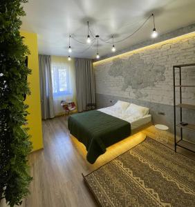 特鲁斯卡韦茨Апарт-Готель у центрі Трускавця的一间卧室设有一张床和砖墙
