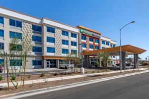 凤凰城Holiday Inn Express & Suites - Phoenix Dwtn - State Capitol, an IHG Hotel的街道上办公大楼的形象