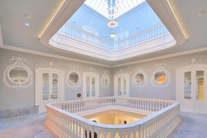 加的斯Tandem Palacio Veedor de Galeras Suites的大客房设有大型天窗和浴缸。