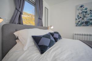 Scalpay@Knock View Apartments, Sleat, Isle of Skye客房内的一张或多张床位