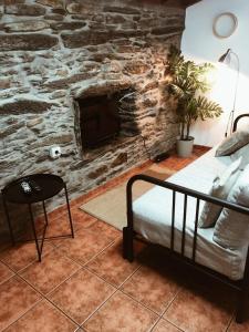 阿利若Casa do Douro的客厅设有石制壁炉和沙发。