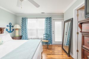 泰比岛Marsh Haven的一间卧室设有一张床和一个窗口