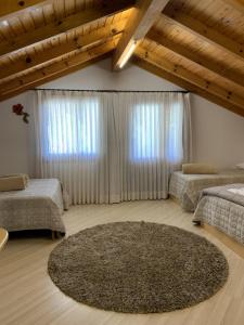 特雷齐蒂利亚斯Pousada Pattis的一间带两张床的卧室和一张大地毯