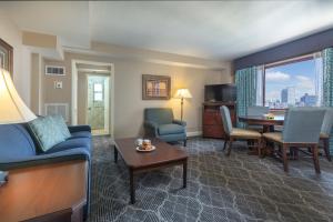 新奥尔良Club Wyndham Avenue Plaza的客厅配有蓝色的沙发和桌子