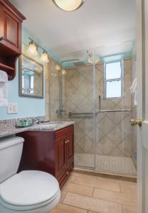 新奥尔良Club Wyndham Avenue Plaza的带淋浴、卫生间和盥洗盆的浴室