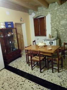 CansanoIL PIACERE DELLA NATURA的厨房配有木桌和一些椅子