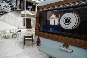 塔拉戈纳努里亚酒店的窗户上安装了摄像头的汽车后部景色
