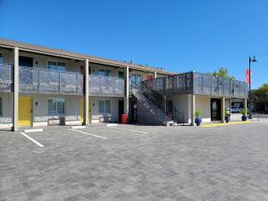 圣克拉拉Signature Inn Santa Clara的大楼前的一个空停车位