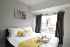 伦敦Northside Apartments Ealing的卧室配有白色的床和窗户
