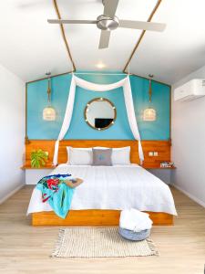 Ocean Escape Resort & Spa客房内的一张或多张床位