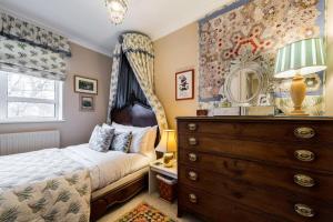 伦敦3 bedroom Apartment on Portobello Road in Notting Hill的一间卧室配有一张床、梳妆台和镜子