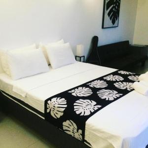 康提Selyna Sky Terrace的床上有黑白毯子