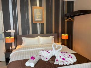 史里肯邦安Geo Boutique Hotel - Seri Kembangan的酒店客房的床铺上备有毛巾