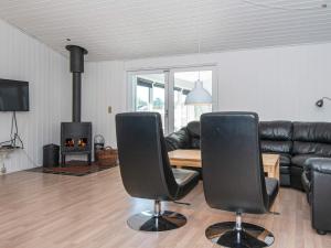 灵克宾Four-Bedroom Holiday home in Hals 5的客厅配有沙发和桌椅