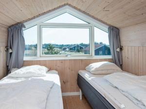 法贾德嘉德Three-Bedroom Holiday home in Ulfborg 23的带窗户的客房内的两张床