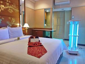 莱卡邦Mariya Boutique Hotel At Suvarnabhumi Airport的酒店客房,配有一张带礼物的床