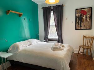 渥太华Barefoot Inn的一间卧室配有一张带绿色墙壁的床