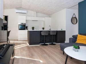 安斯艾厄8 person holiday home in Ansager的厨房以及带沙发和桌子的客厅。