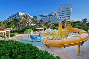 坎昆State of the Art Condos en la mejor Playa de Cancun frente a PLAZA LA ISLA的水上公园,带滑梯