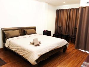 巴吞他尼Hotel IYA的一间卧室配有一张床,上面有两条毛巾