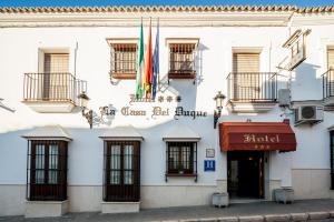 奥苏纳Hotel Las Casas del Duque的一面有旗帜的建筑