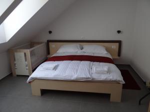 博德森特克Relax Center Olimian的一间卧室配有一张带白色和红色床单的大床
